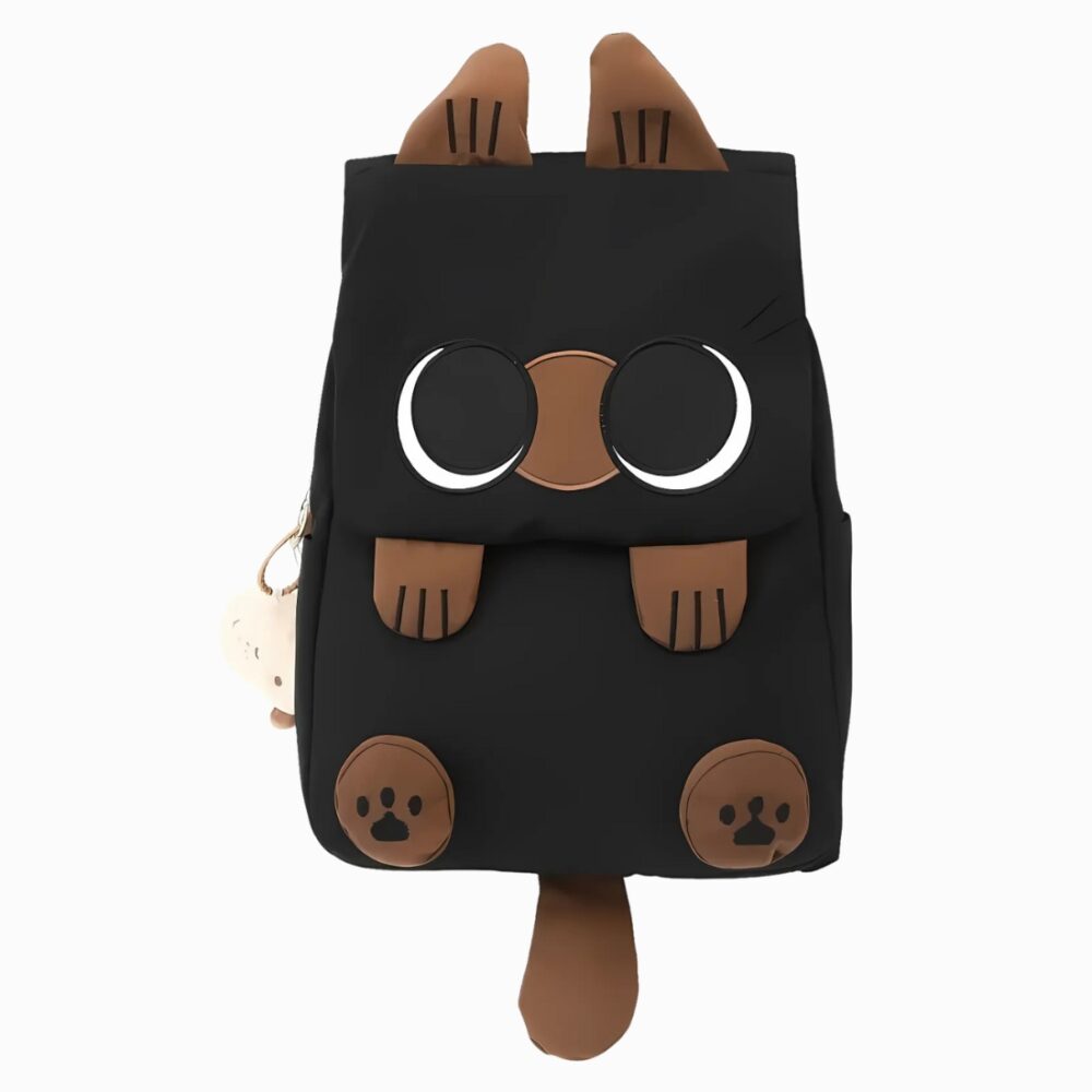 Cartable chat aux gros yeux de couleur noire avec les oreilles au-dessus, les pattes devant et la queue en bas qui dépassent du sac. Sur fond gris clair.