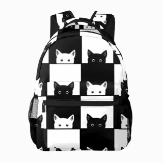 Cartable chat noir et blanc style damier avec un chat blanc sur la case noire et un chat noir sur la case blanche. Sur fond gris clair.