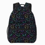 Cartable chat noir style sac à dos avec des têtes de chats colorées. Une poche sur le devant, un grand compartiment et des filets sur les côtés. Sur fond gris clair.