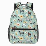 Cartable cheval et fleurs de couleur vert clair avec poche frontal et filets sur chaque côté. Sur fond gris clair.