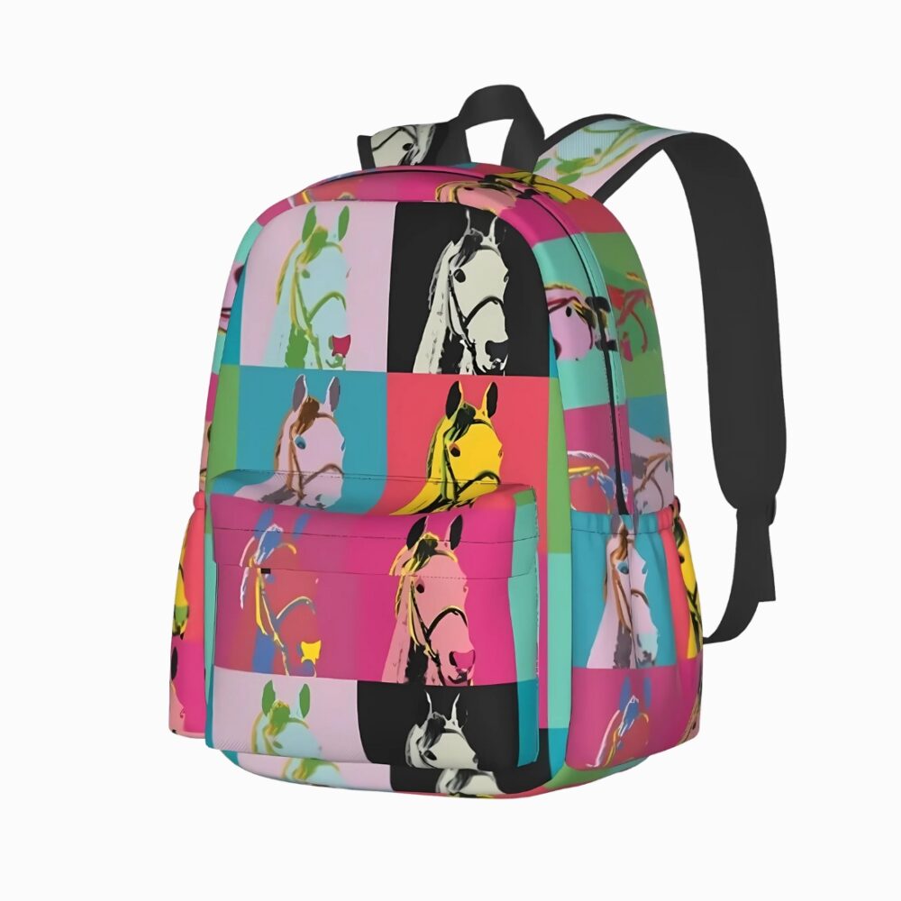 Cartable cheval imperméable de couleur rose avec plusieurs cases bleues, roses et noires et une tête de cheval dans chacune. Sur fond gris clair.