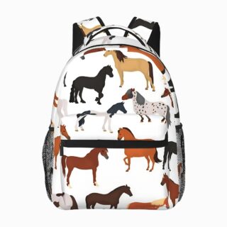 Cartable cheval pratique pour ado de couleur blanche avec des chevaux marrons, noirs et blancs. Un sac à dos avec une poche frontale, des filets de chaque côté et des bretelles rembourrées. Sur fond gris clair.