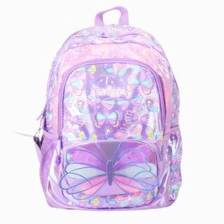 Cartable papillon mauve et brillant avec des ailes en relief sur la poche frontale. Plusieurs compartiments. Sur fond gris clair.