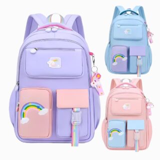 Trois cartables arc-en-ciel bicolores avec plusieurs poches de rangement. Le cartable de gauche est violet pastel avec deux parties roses, en haut à droite, il est bleu avec deux parties violettes, en bas à droite, il est rose avec deux parties bleues. Sur fond gris clair.