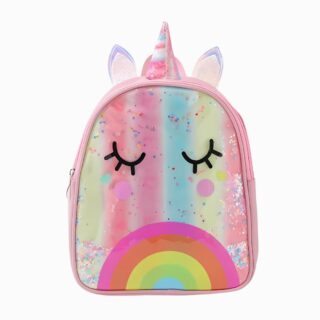 Cartable arc-en-ciel et licorne avec un effet holographique. La corne et les oreilles dépassent du sac. Le cartable est de couleur rose. Sur fond gris clair.