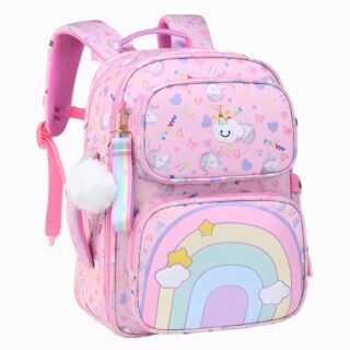 Cartable arc-en-ciel pastel avec pompon de couleur rose avec un arc-en-ciel sur la poche frontale. Une poignée latérale permet de le porter à l'horizontal. Sur fond gris clair.