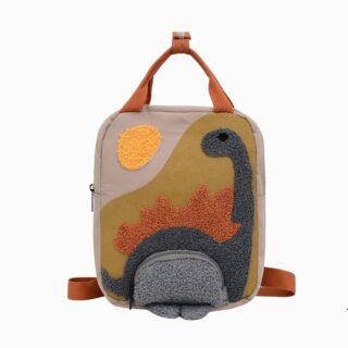 Cartable dinosaure style vintage brodé de forme rectangulaire avec orientation portrait. Un dinosaure vert et orage est brodé sur le devant. Des poignées orange au-dessus. Sur fond gris clair.