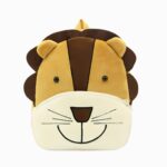 Cartable grande section en forme de lion au sourire malicieux avec les oreilles et la crinière qui dépassent. La matière est moelleuse. Sur fond gris clair.