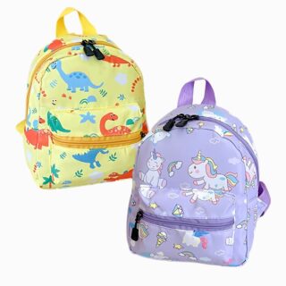 Deux cartables grande section licorne ou dinosaure. Un jaune avec des dinosaures à gauche et un violet avec des licornes à droite. Sur fond gris clair.