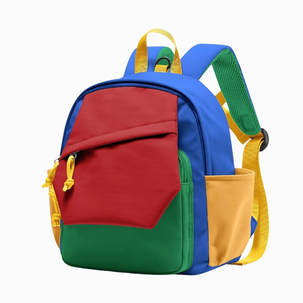 Cartable grande section multicolore, jaune, rouge, vert et bleu avec une couleur par partie du cartable. Sur fond gris clair.