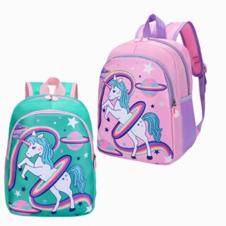 Deux cartables licorne et arc-en-ciel, un vert à gauche et un rose clair à droite. Une licorne sur le devant avec des arcs-en-ciel, des filets sur les côtés et des bretelles rembourrées. Sur fond gris clair.
