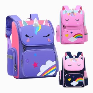 Trois cartables licorne fermeture originale avec des yeux de licorne fermées style kawaii, des nuages et arc-en-ciel sur la poche frontale. Un violet à gauche, un rose et un bleu marine à droite. Sur fond gris clair.