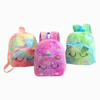 3 cartables licorne tout doux, un multicolore sur la gauche, un violet au centre et un vert à droite. Des yeux fermés sur la poche frontale, des étoiles et nuages brillants sur l'ensemble du sac. Sur fond gris clair.