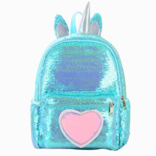 Cartable maternelle avec sequins brillants bleus. Une corne argentée au-dessus avec deux petites oreilles et un coeur rose sur la poche frontale. Sur fond gris clair.