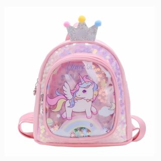 Cartable maternelle pailleté avec licorne. Les coutures sont roses, l'ensemble est pailleté et une licorne est imprimé sur le devant. Une couronne dépasse sur le dessus du cartable. Sur fond gris clair.