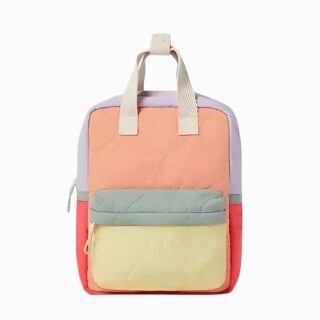 Cartable moyenne section en tissu multicolore de forme rectangulaire orientation portrait avec de longues poignées beiges. Sur fond gris clair.