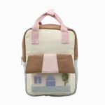 Cartable moyenne section rectangulaire en tissu avec une maisonnette sur la poche avant brodée. Sur fond gris clair.