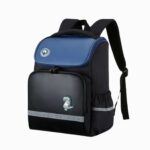 Cartable CE1 garçon noir et bleu marine avec un détail de dinosaure mignon sur fond blanc