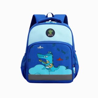 Cartable CP pour garçon bleu avec un dessin de crocodile sur le devant sur fond blanc