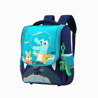 Cartable maternelle pour garçon bleu marine turquoise avec un dessin de crocodile sur fond blanc