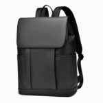 Cartable noir pour homme sur fond blanc