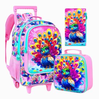 Cartable CE1 animaux adorables pour fille en pack de 3 pièces : cartable à roulette rose avec une motif de paon une trousse et un lunch bag assorti. Sur fond gris clair.