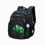 Cartable CE1 spacieux pour garçon noir avec une manette de jeux vidéos verte et un ballon de foot accroché à la fermeture. Plusieurs compartiments. Sur fond gris clair.