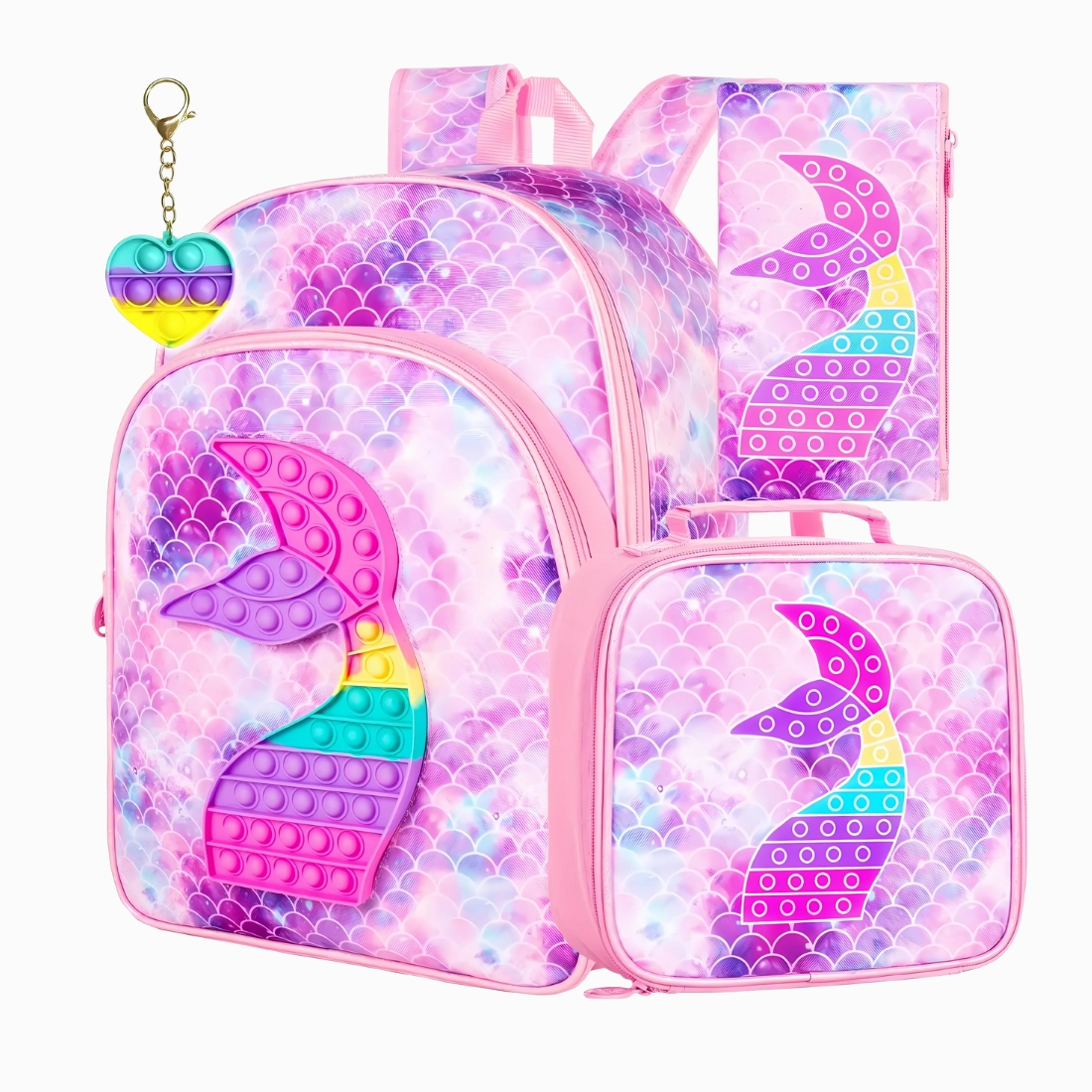 Cartable CP 3 pièces avec pop-it pour fille de couleur avec une nageoire de sirène au centre en pop-it. Une trousse et un lunch box sur la droite assortis. Un porte clé pop-it à gauche. Sur fond gris clair.