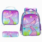 Cartable CP au motif de sirène avec sac pique nique et trousse sur la gauche. Sur fond gris clair.