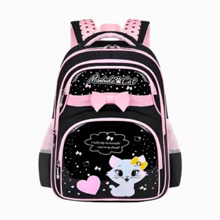 Cartable CP avec chaton pour fille de couleur noire avec un chaton blanc, un coeur rose et un noeud rose en haut. Des filets de chaque côté. Sur fond gris clair.