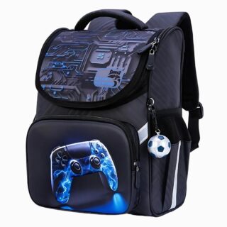 Cartable CP ergonomique avec motif de manette noire et bleue. Ouverture sur le dessus, un porte-clé ballon de foot accroché. Sur fond gris clair.