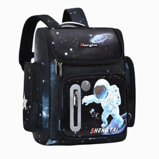 Cartable CP fonctionnel avec astronaute sur fond noir style galaxie. Des poches zippées sur les côtés, une petit poche verticale sur le devant et un grand espace qui s'ouvre style couvercle. Sur fond gris clair.