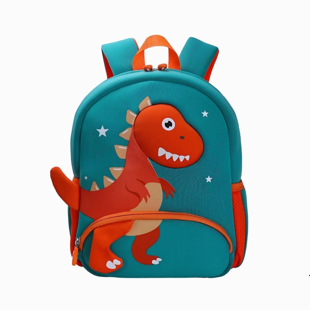 Cartable dinosaure ergonomique de couleur verte avec un dinosaure en relief de couleur orange. Sur fond gris clair.