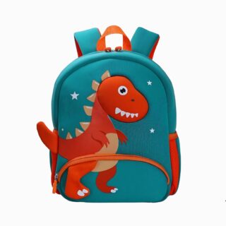 Cartable dinosaure ergonomique de couleur verte avec un dinosaure en relief de couleur orange. Sur fond gris clair.