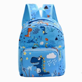 Cartable dinosaure spacieux de couleur bleue avec une poche à l'avant où un dinosaure est imprimé. Des imprimés de dinosaures, de palmiers de végétation sur l'ensemble du sac. Sur fond gris clair.