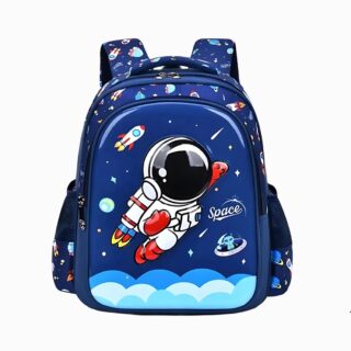 Cartable espace avec astronaute sur la face avant rigide du cartable. Le cartable est bleu avec des filets sur les côtés. Sur fond gris clair.