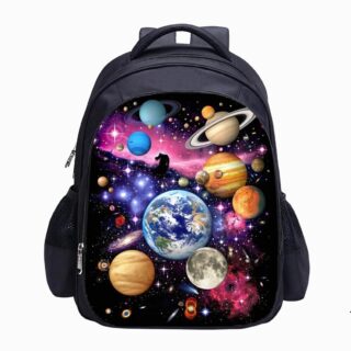 Cartable espace avec compartiments spacieux. Le sac est noir et la face avant est un imprimé de planètes dans la galaxie. Des filets de chaque côté et deux grands espaces principaux. Sur fond gris clair.