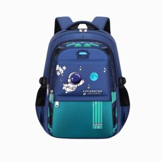 Cartable espace imperméable avec astronaute de couleur bleu et vert. Plusieurs espaces de rangements. Sur fond gris très clair uni.