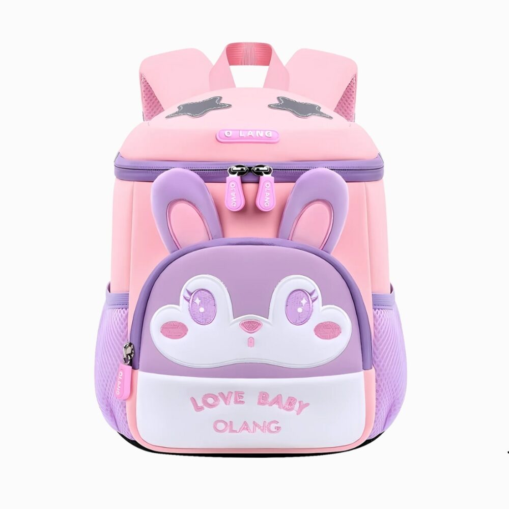 Cartable kawaii avec ouverture pratique rose et violet avec une tête de lapin sur le devant. Le sac s'ouvre par le haut. Sur fond gris clair.