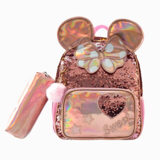 Cartable paillette à sequins roses avec trousse assortie sur la gauche. Le sac a un nœud à pois et des oreilles de Mickey. Sur fond gris clair.