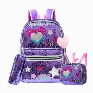 Cartable paillette avec accessoires de couleur violette avec sequins scintillants. Des étoiles et des cœurs sur le devant du cartable. Une trousse à gauche et un sac de pique nique à droite. Sur fond gris clair.