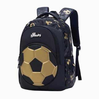Cartable primaire ballon de foot noir et doré avec un ballon en 3D sur le devant du sac. Des bretelles rembourrées. Sur fond gris clair.