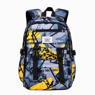 Cartable primaire grande capacité pour garçon de couleur grise et jaune. Plusieurs poches de rangement, deux sangles noires sur le devant. Sur fond gris clair.