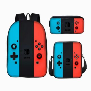 Cartable primaire manette de jeux vidéos avec trousse et lunch bag assortis. Noirs avec une bande bleu à gauche et une bande rouge à droite. Des motifs de boutons de manette. Sur fond gris clair.