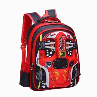 Cartable primaire voiture de course de couleur rouge avec 3 compartiments de rangement. Sur fond gris clair.