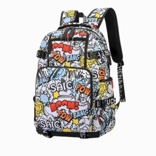 Cartable ado avec design de BD sous forme de bulles et de mots colorés. Plusieurs espaces de rangement. Des bretelles et une poignée renforcés. Sur fond gris clair.