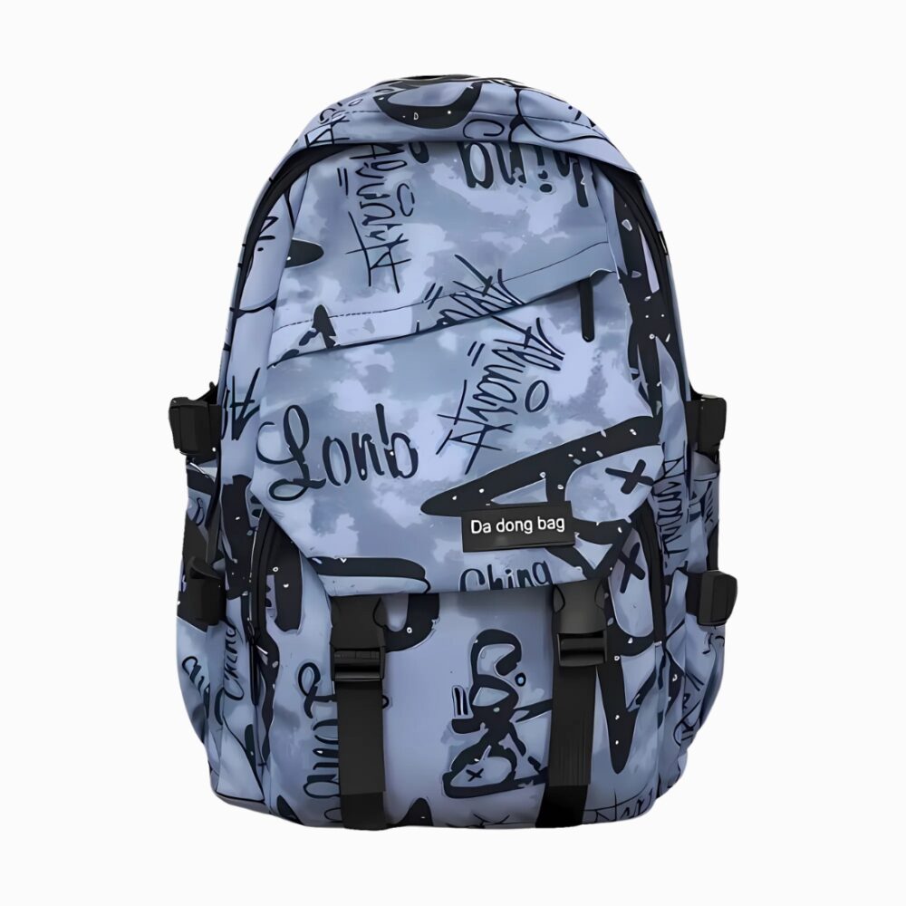 Cartable ado grand format de couleur bleue avec des inscriptions noires. La poche avant est recouverte et fermée avec deux sangles noires. Sur fond gris clair.