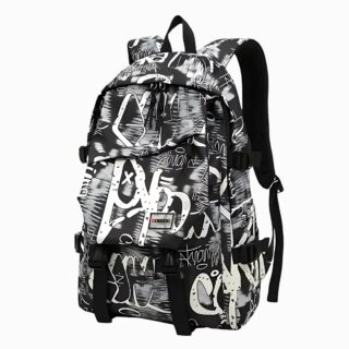 Cartable ado style graffitis noir et blanc. Grand cartable avec des sangles sur le devant. Sur fond gris clair.