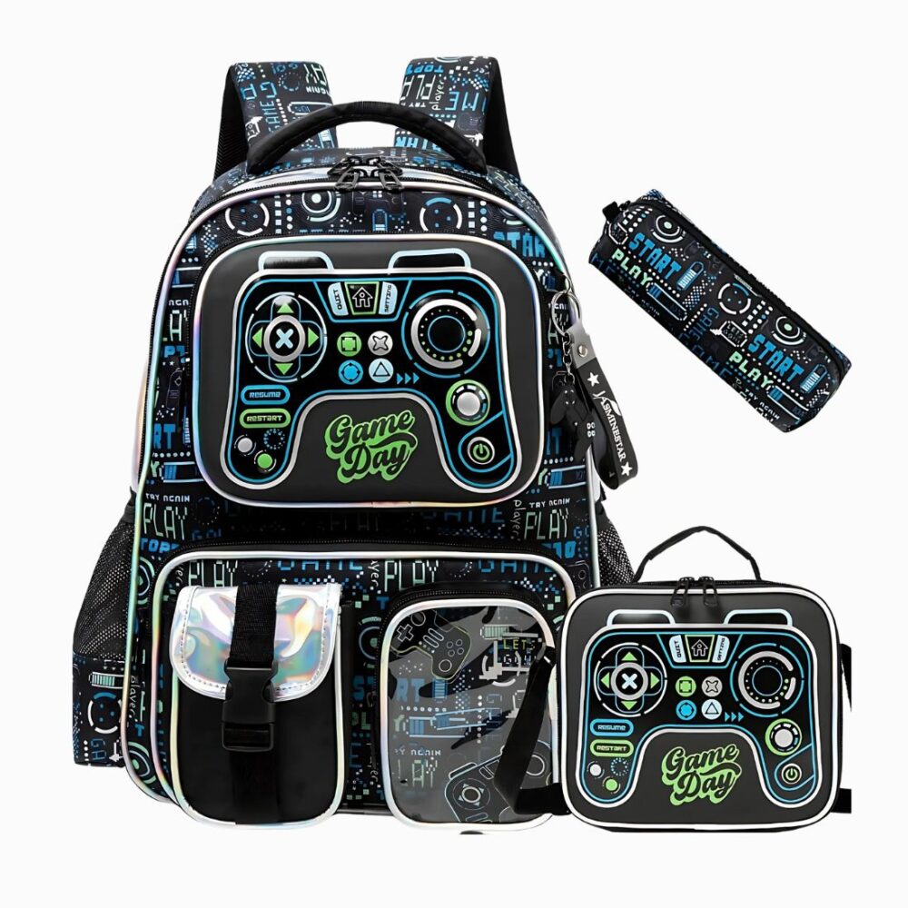 Cartable CE1 avec accessoires pour garçon avec des motifs de trucks. Le cartable est accompagné d'un lunch bag et d'une trousse assortis. Sur fond gris clair.