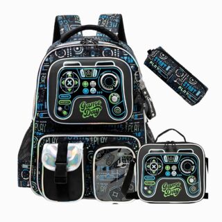 Cartable CE1 avec accessoires pour garçon avec des motifs de trucks. Le cartable est accompagné d'un lunch bag et d'une trousse assortis. Sur fond gris clair.